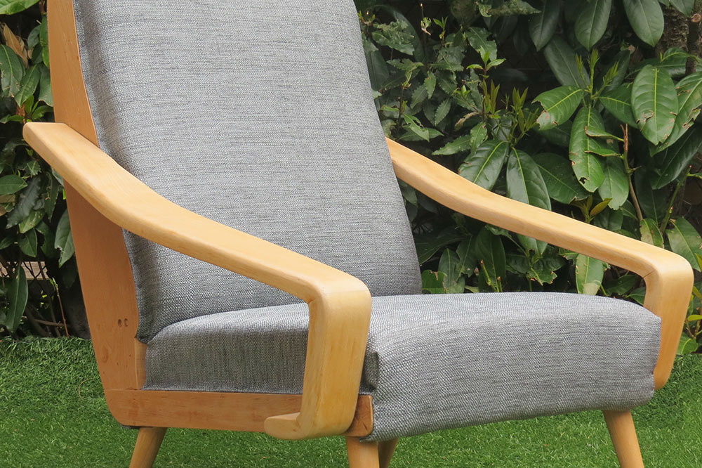 fauteuil artisanal en bois recouvert de tissus gris