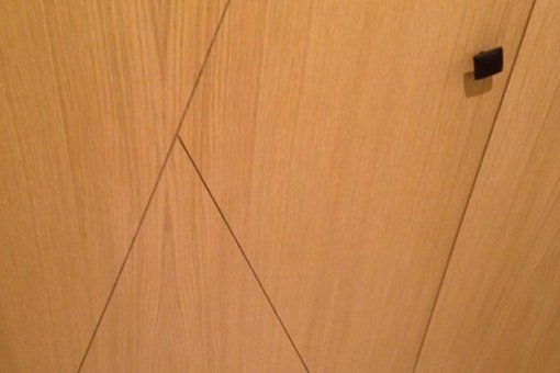 porte de placard en bois avec motifs géometriques, création unique, fait main