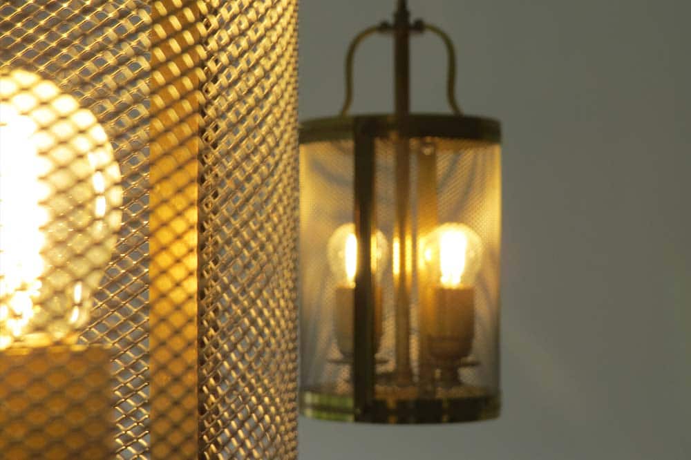 luminaire en forme de lanterne, tour en grillage doré